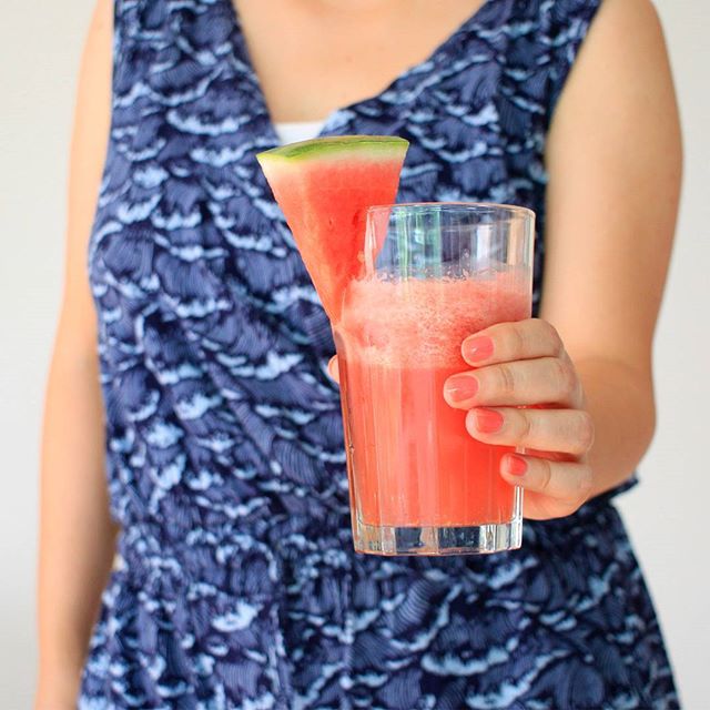 Watermelon Aloe Cooler Instazept: 300 g Wassermelone, 50 ml Aloe Vera Saft, 100 ml Kokoswasser, Limettensaft // mixen // mit Eiswürfeln aufgießen. Minze würde noch gut dazu passen. #nu3insiderclub #nu3 #watermelon #kurebazaar #gypsy #braintreeclothing #thoughtfulclothing #fairfashion
