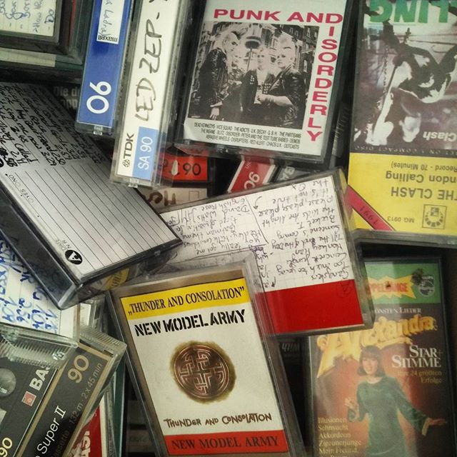 Ausgrabungen. #kassettenkind #80s #punkanddisorderly #starundstimme #newmodelarmy #verdammtlangher #altelieberostetnicht #woistmeinkassettenrekorder