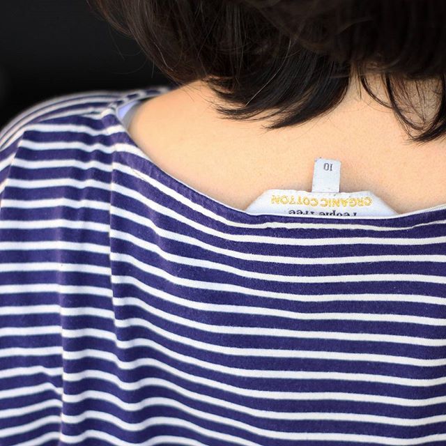 It's #fashionrevolutionweek and I'm asking @peopletreeuk #whomademyclothes  The shirt tag always tends to stick out but there's no need to feel embarrassed. Good to know that I'm wearing a 100% #fairfashion piece! I like this shirt a lot and would like to thank the people who made it. 🙂#fashionrevolution #peopletree #slowfashion